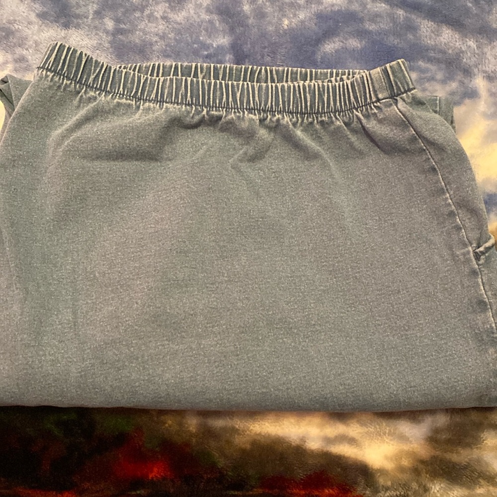 Denim & Co Jeans w/elastic Waist, 2 front pockets Sz 5X. Inseam 28”.